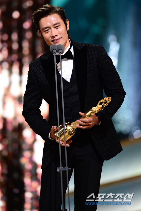 Gambar Foto Lee Byung Hun Raih Piala Best Male Actor dari Film 'Inside Men'