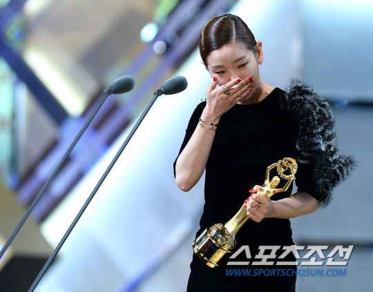 Gambar Foto Park So Dam menangis haru setelah raih penghargaan pada yang diadkan pada tanggal 25 November 2016