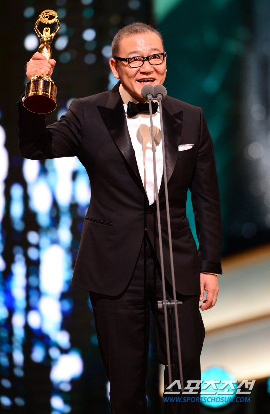 Gambar Foto Kunimura Jun Raih Piala Best Supporting Male Actor dari Film 'The Wailing'