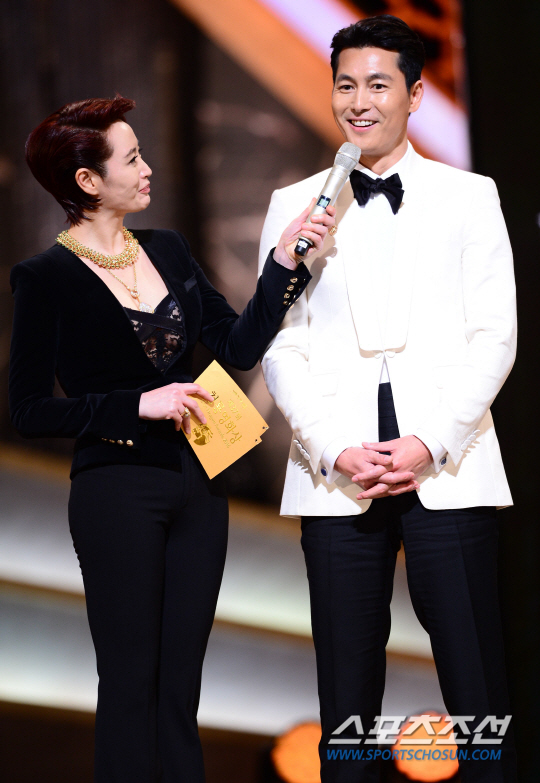 Gambar Foto Kim Hye Soo Wawancarai Jung Woo Sung Setelah Raih Piala Popularity Award