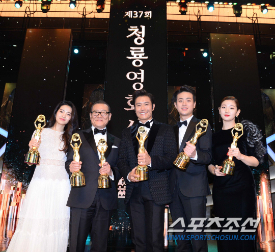 Gambar Foto Pemenang Utama Blue Dragon Awards 2016 Berfoto Bersama