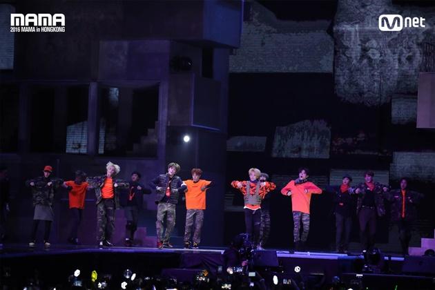 Gambar Foto Penampilan Menarik NCT Bawakan Lagu 'Black On Black'