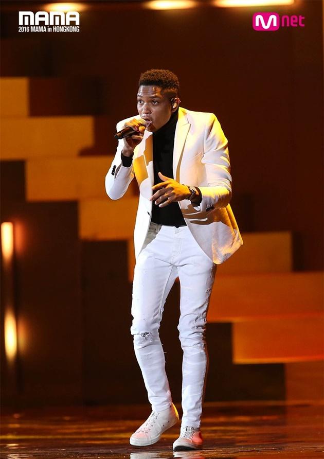 Gambar Foto Gallant Tampil Meriahkan Panggung MAMA 2016