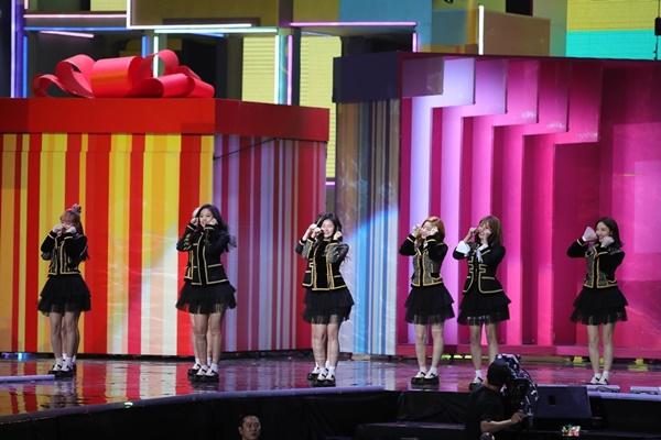 Gambar Foto Twice Nyanyikan Lagu 'Cheer Up'