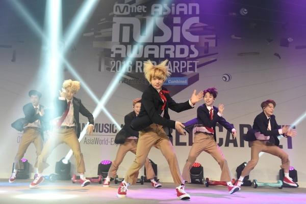 Gambar Foto NCT Dream Nyanyikan Lagu 'Chewing Gum' di Red Carpet MAMA 2016