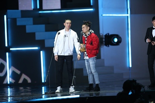 Gambar Foto BewhY dan Cjamm Raih Piala Best Rap Performance