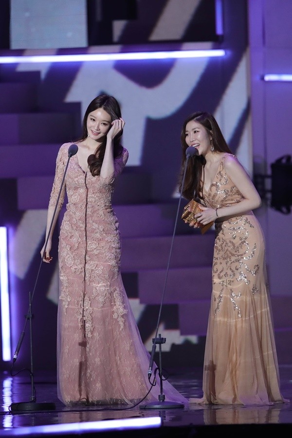 Gambar Foto Davichi Raih Piala Best Vocal Performance - Group