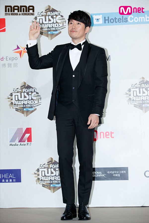 Gambar Foto Jang Hyuk di Red Carpet MAMA 2016