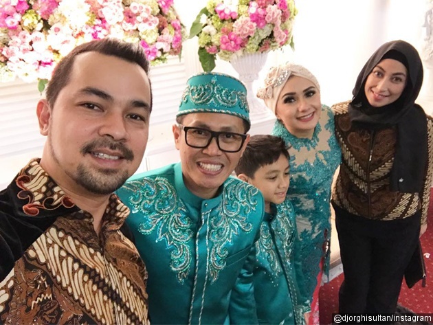 Gambar Foto Sultan Djorghi dan Annisa Trihapsari di Antara Tamu Undangan