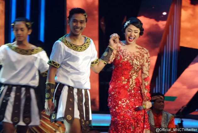 Gambar Foto Dewi Persik Buka Anugerah Dangdut Indonesia 2016