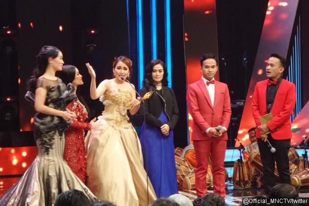 Gambar Foto Ayu Ting Ting Terima Penghargaan Penyanyi Dangdut Paling Socmed 2016