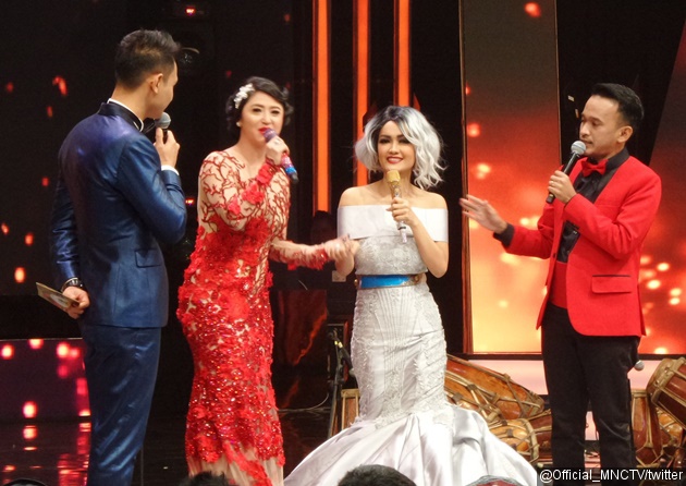 Gambar Foto Dewi Persik dan Julia Perez Kolaborasi di Anugerah Dangdut Indonesia 2016