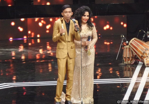 Gambar Foto Dede Sunandar Wakili Thomas Djorghi Terima Piala Penyanyi Dangdut Pria Terpopuler