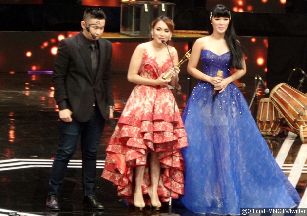 Gambar Foto Ayu Ting Ting Bawa Pulang Piala Penyanyi Dangdut Wanita Terpopuler