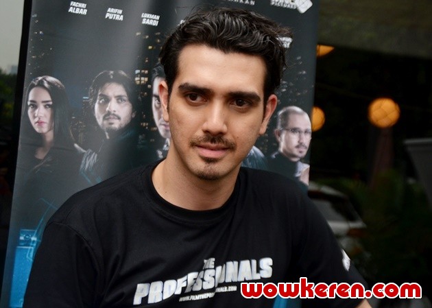 Gambar Foto Fachri Albar di Konferensi Pers Film 'The Professionals'