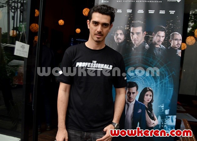 Gambar Foto Fachri Albar di Konferensi Pers Film 'The Professionals'