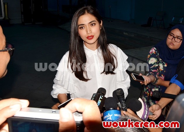 Gambar Foto Jessica Iskandar Ditemui Usai Mengisi Program 'Rumpi'