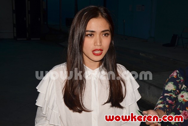 Gambar Foto Jessica Iskandar Ditemui Usai Mengisi Program 'Rumpi'