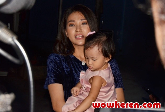Gambar Foto Sarwendah dan Thalia Ditemui Usai Mengisi Program 'Rumpi'