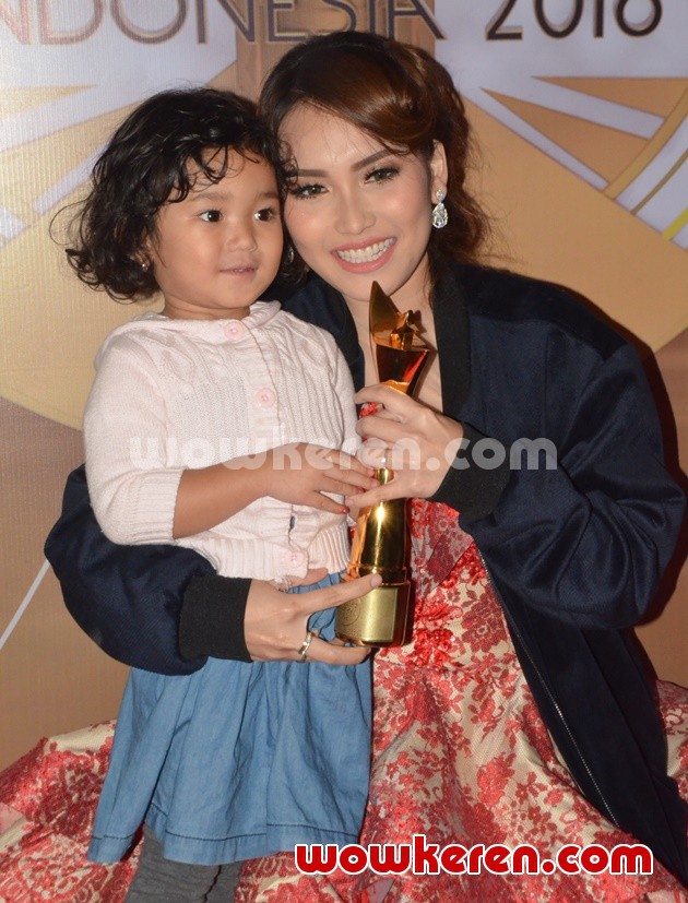 Gambar Foto Ayu Ting Ting Raih Piala Penyanyi Dangdut Paling Socmed 2016 dan Penyanyi Dangdut Wanita Terpopuler