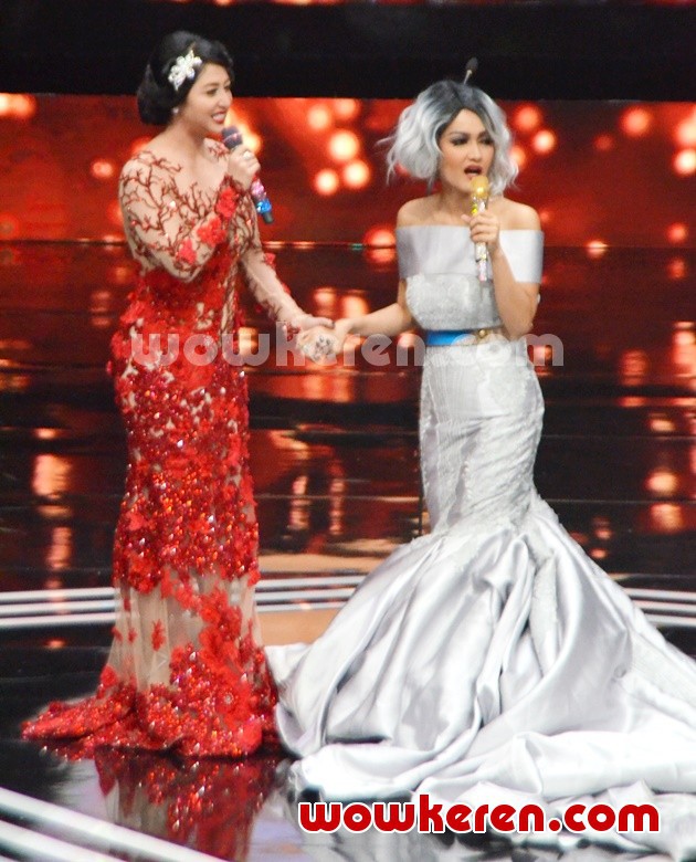Gambar Foto Dewi Persik dan Julia Perez Berbaikan di Panggung Anugerah Dangdut Indonesia 2016