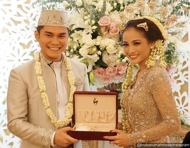 Gambar Foto Vicky Kharisma Berikan Mas Kawin Logam Mulia 180 Gram dan Seperangkat Alat Salat