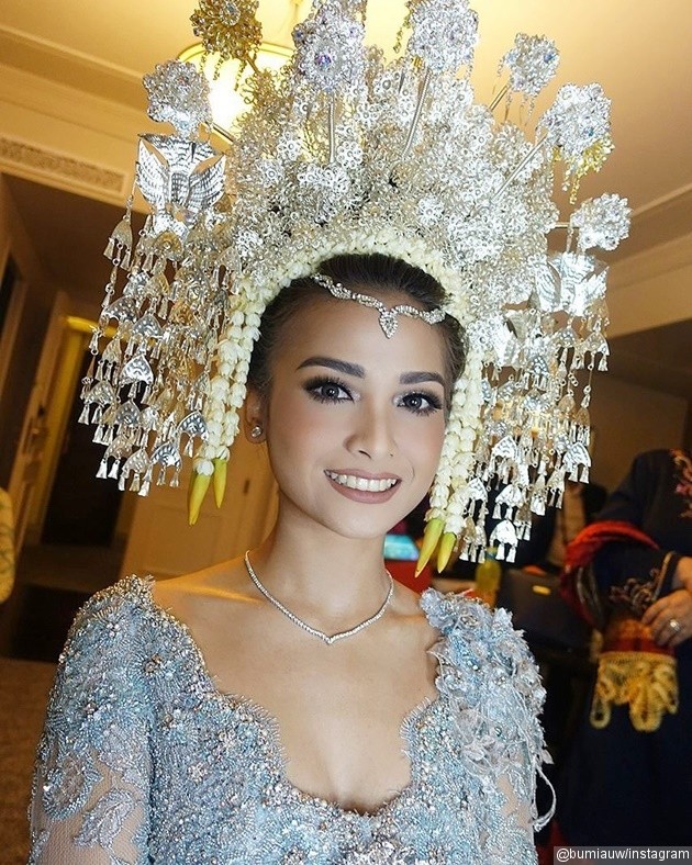 Gambar Foto Cantiknya Acha Septriasa Kenakan Suntiang Dipadankan dengan Kebaya Warna Pastel
