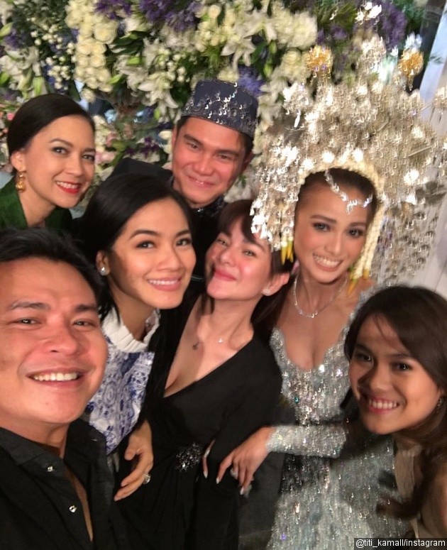 Gambar Foto Titi Kamal dan Astrid Tiar Hadir di Resepsi Acha Septriasa-Vicky Kharisma