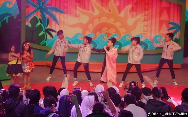 Gambar Foto Naura Nyanyikan Single 'Bully' di Mom & Kids Awards 2016