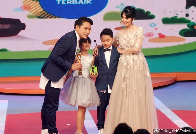 Foto Keluarga Arie Untung Bawa Pulang Piala 'Special Award Keluarga Terbaik'