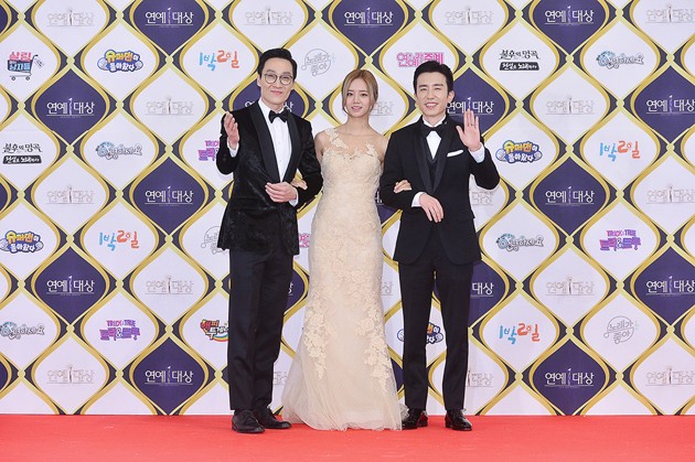 Gambar Foto Lee Hwi Jae, Hyeri dan Yoo Hee Yeol Jadi MC KBS Entertainment Awards 2016