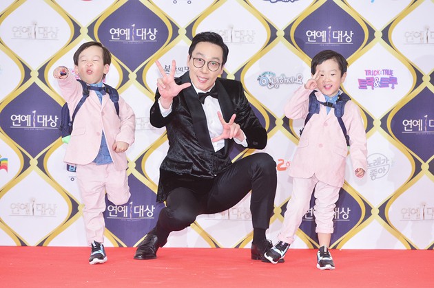 Gambar Foto Lee Hwi Jae Imut Bersama Si Kembar Seo Eon dan Seo Jun di Red Carpet KBS Entertainment Awards 2016