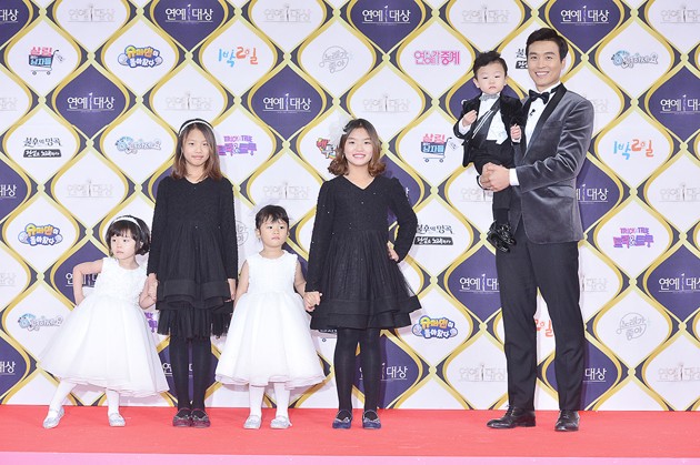 Gambar Foto Lee Dong Guk Hadir Bersama ke-5 Anaknya di Red Carpet KBS Entertainment Awards 2016