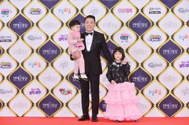 Gambar Foto Lee Bum Soo Ditemani Soeul dan Daeul di Red Carpet KBS Entertainment Awards 2016