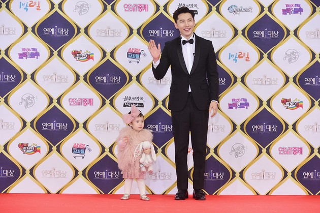 Gambar Foto Ki Tae Young Bersama Putri Kecilnya Rohee di Red Carpet KBS Entertainment Awards 2016