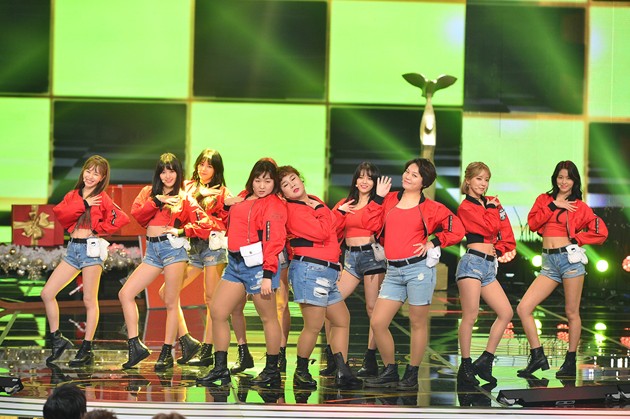 Gambar Foto AOA Saat Tampil di KBS Entertainment Awards 2016