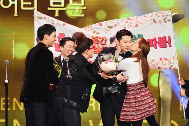 Gambar Foto Ki Tae Young Dapat Ciuman dari Istrinya, Eugene S.E.S Setelah Raih Piala Excellence Award for Variety Category