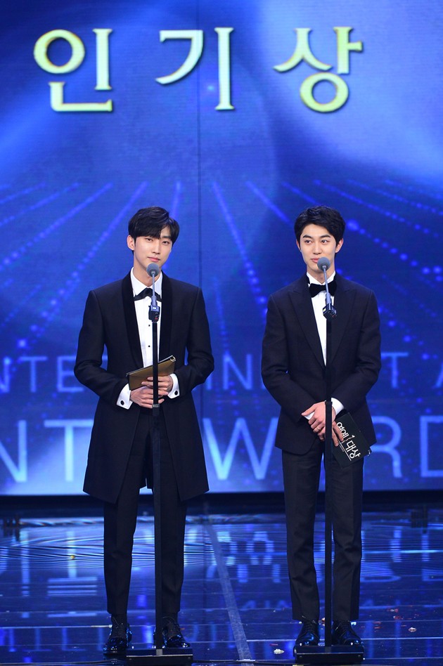 Gambar Foto Jinyoung B1A4 dan Kwak Dong Yeon di KBS Entertainment Awards 2016