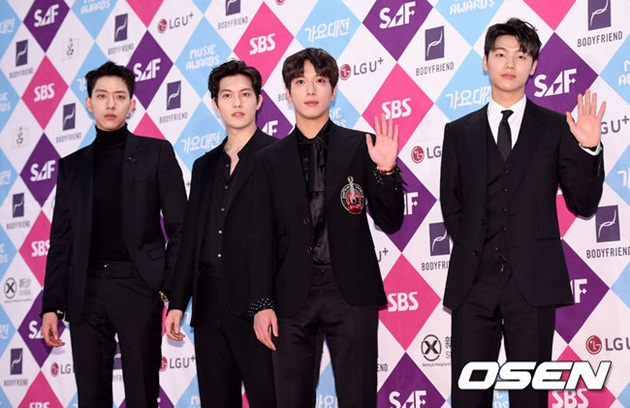 Gambar Foto CN Blue di Red Carpet SBS Gayo Daejun 2016