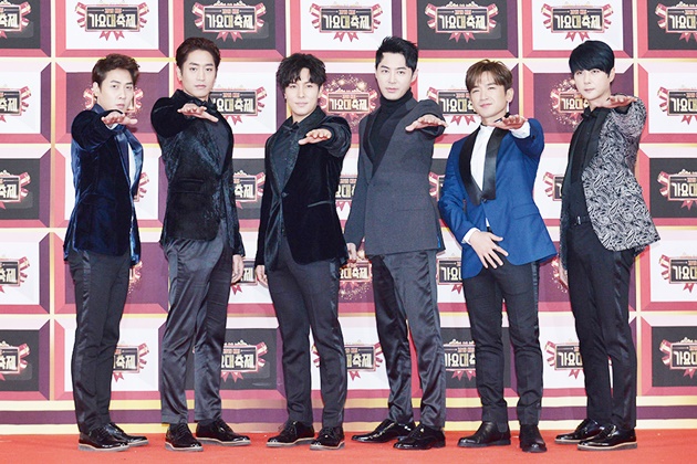 Gambar Foto Shinhwa di Red Carpet KBS Gayo Daechukje 2016