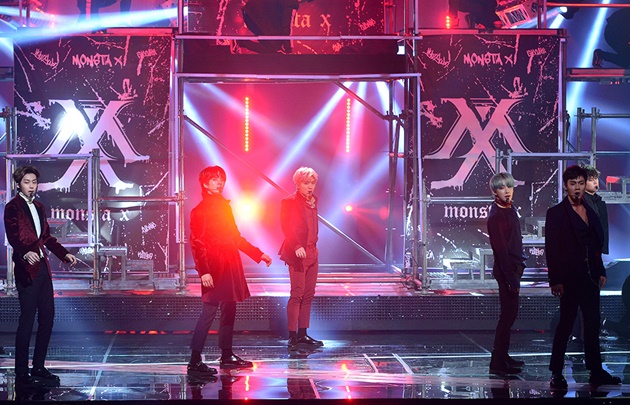 Gambar Foto Monsta X Tampil di Pangung KBS Gayo Daechukje 2016