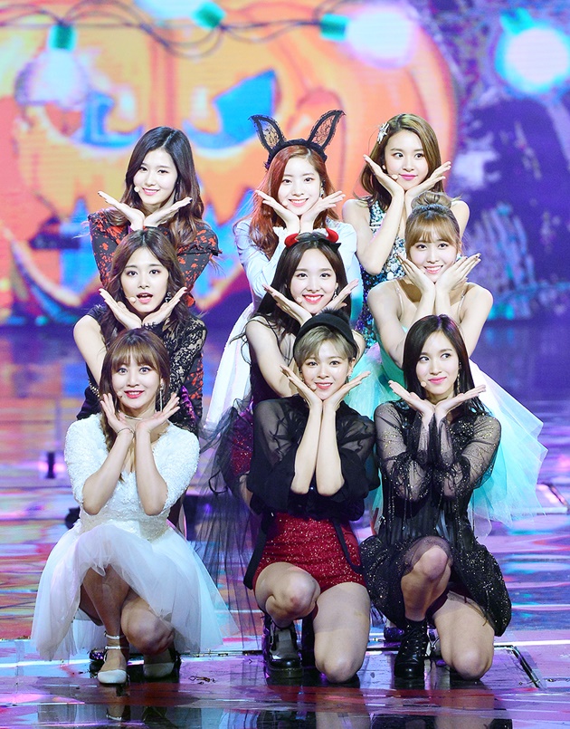 Gambar Foto Twice Tampil di Pangung KBS Gayo Daechukje 2016