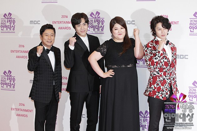 Gambar Foto Lee Soo Geun, John Park, Lee Guk Joo dan Heechul Super Junior di Red Carpet MBC Entertainment Awards 2016