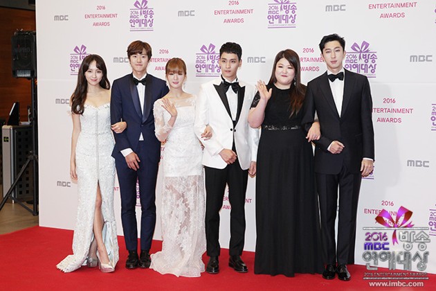 Gambar Foto 3 Pasangan 'We Got Married' Tampil Serasi di Red Carpet MBC Entertainment Awards 2016