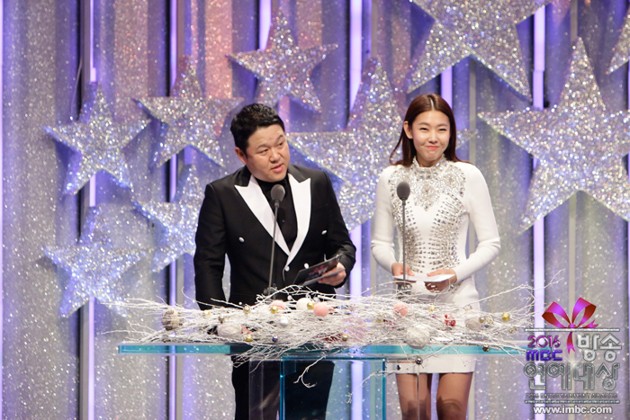 Gambar Foto Kim Gura dan Han Hye Jin di MBC Entertainment Awards 2016