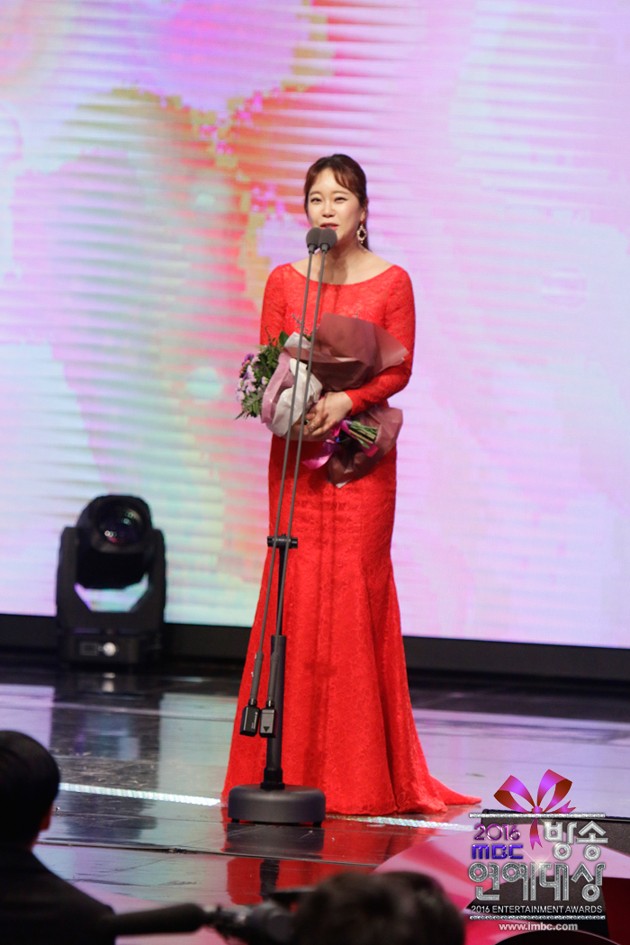 Gambar Foto Baek Ji Young Raih Piala MC Award