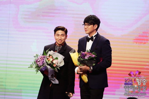 Gambar Foto Yoo Se Yoon dan Sung Si Kyung Juga Raih Piala MC Awards