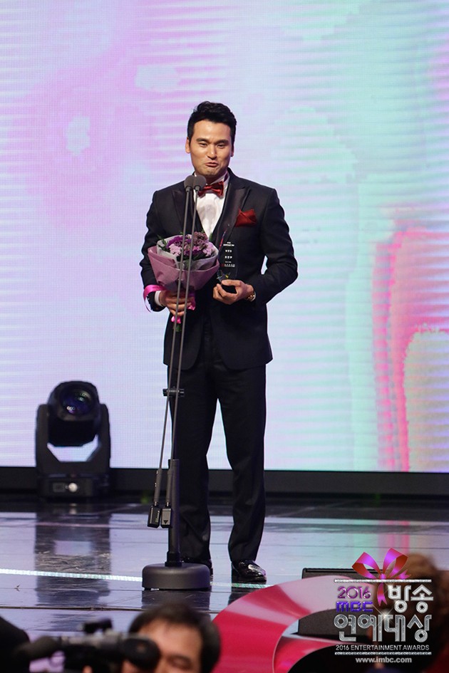 Gambar Foto Park Chan Ho Raih Piala Rookie Award for Variety