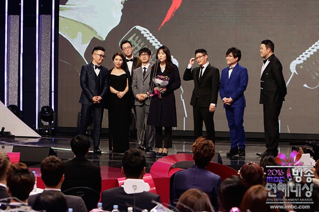 Gambar Foto Acara 'King of Mask Singer' Raih Piala Best Teamwork Award