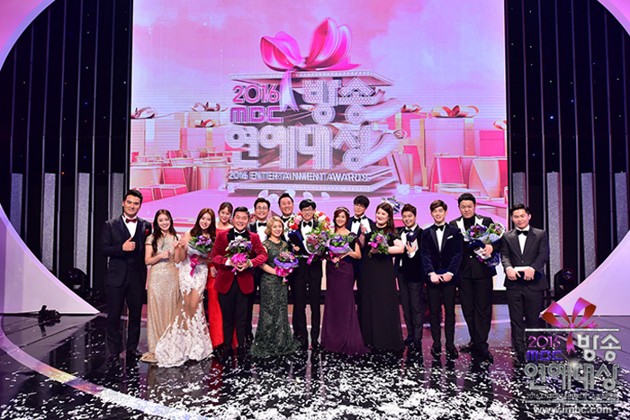 Foto Para Pemenang MBC Entertainment Awards 2016 Berfoto Bersama Diakhir Acara